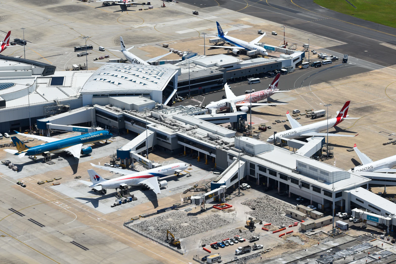 Terminal building and aircraft stands at a US airport