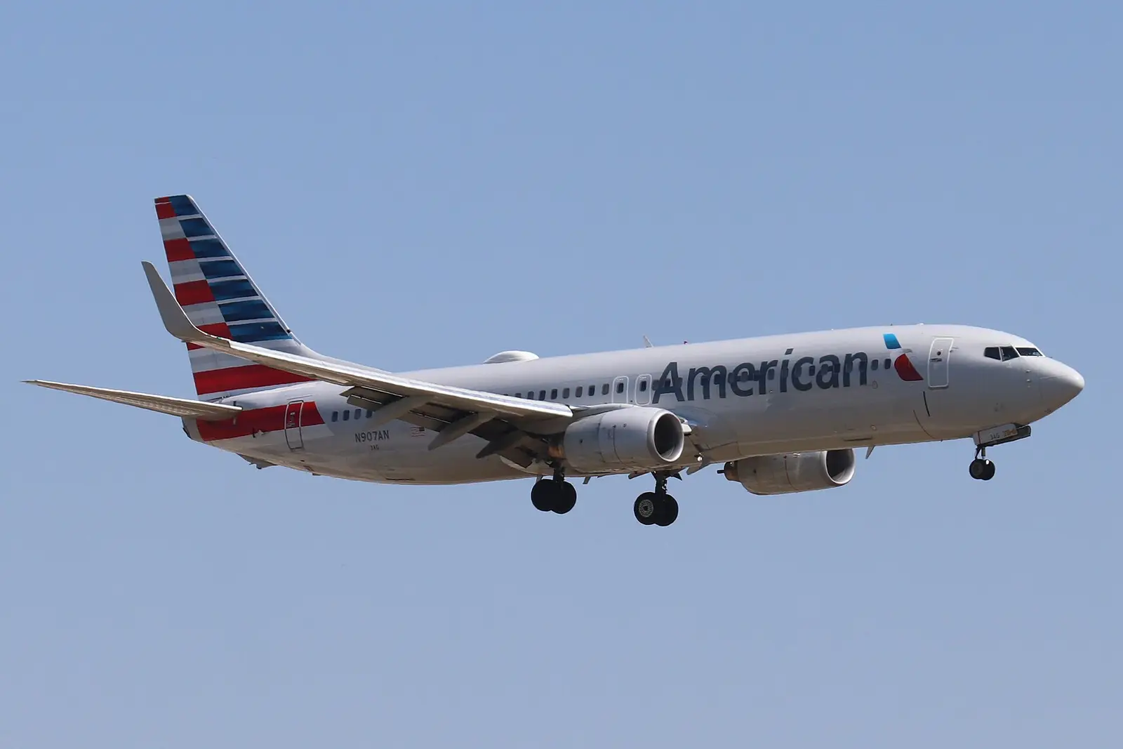 An American Airlines Boeing 737 arriving at Dallas-Fort Worth