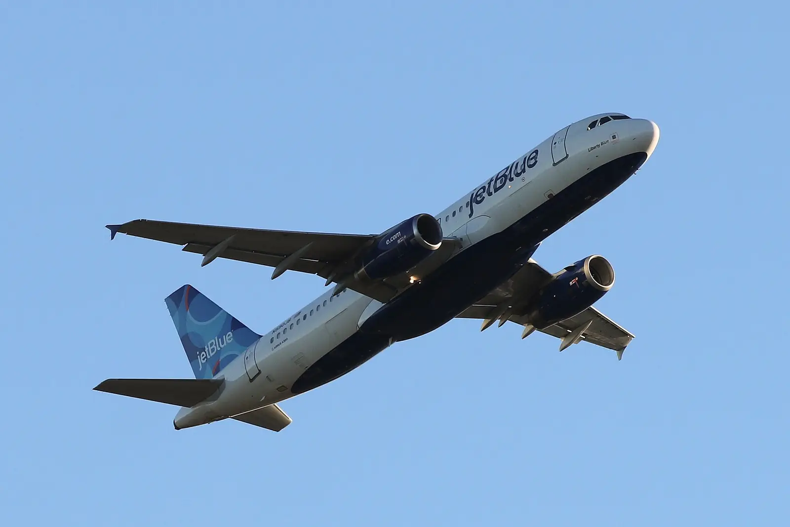 A JetBlue Airbus A320 climbing out of Boston