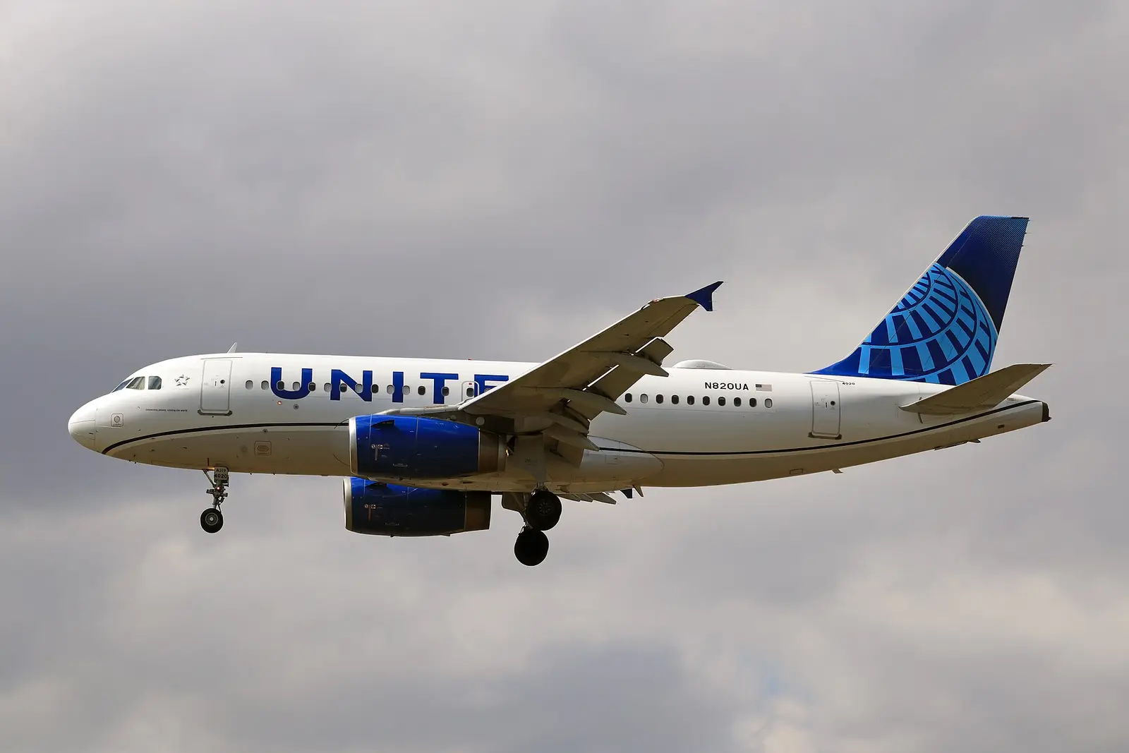 A United Airlines Airbus A319 landing